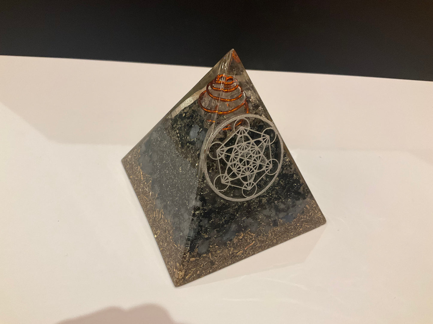 Metatron Cube Pyramid – Black Tourmaline & Lapis Lazuli | Sacred Geometry for Protection, Balance, and Spiritual Elegance