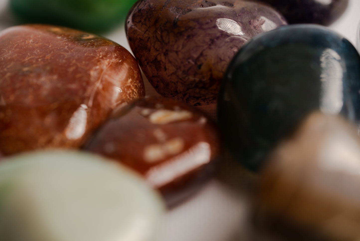Agate Pocket Crystal – Natural Stone for Stability, Organic Beauty, and Energetic Balance