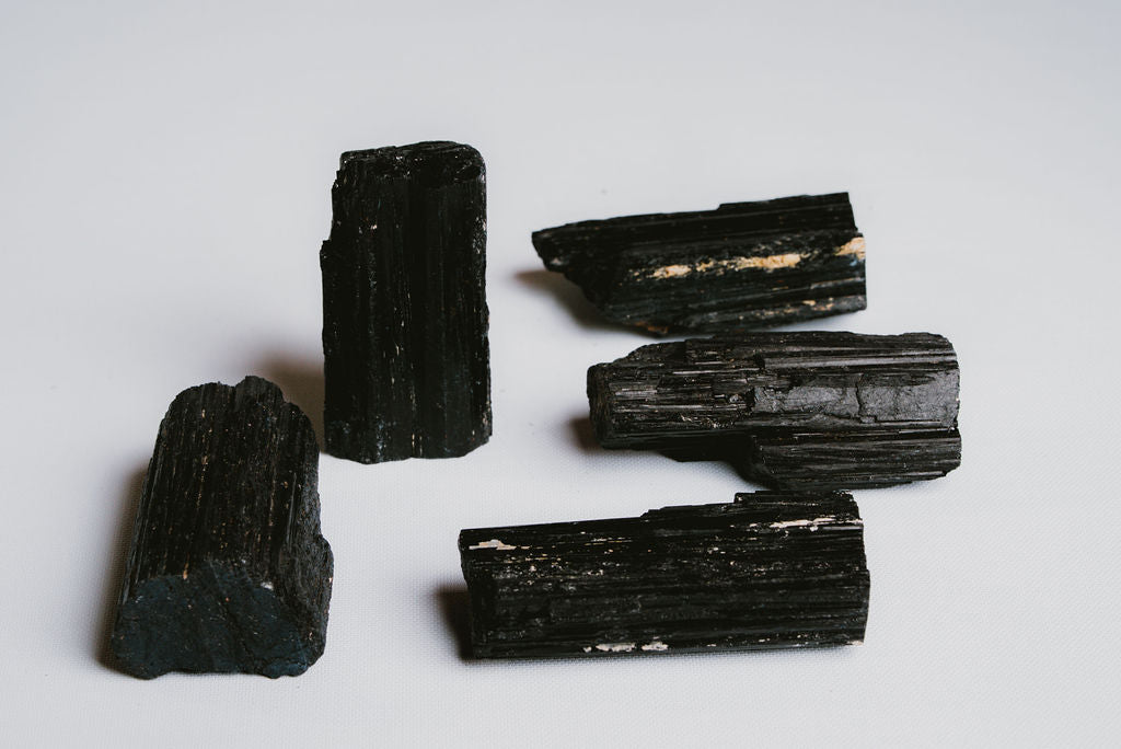 Black Tourmaline Raw – Energetic Protection and Natural Strength