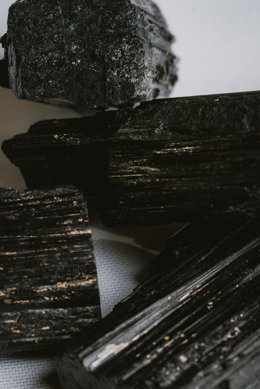 Black Tourmaline Raw – Energetic Protection and Natural Strength