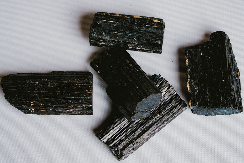 Black Tourmaline Raw – Energetic Protection and Natural Strength