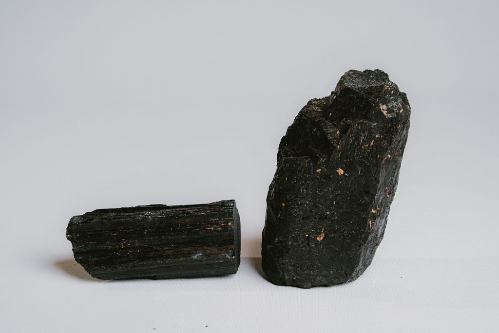 Black Tourmaline Raw – Energetic Protection and Natural Strength