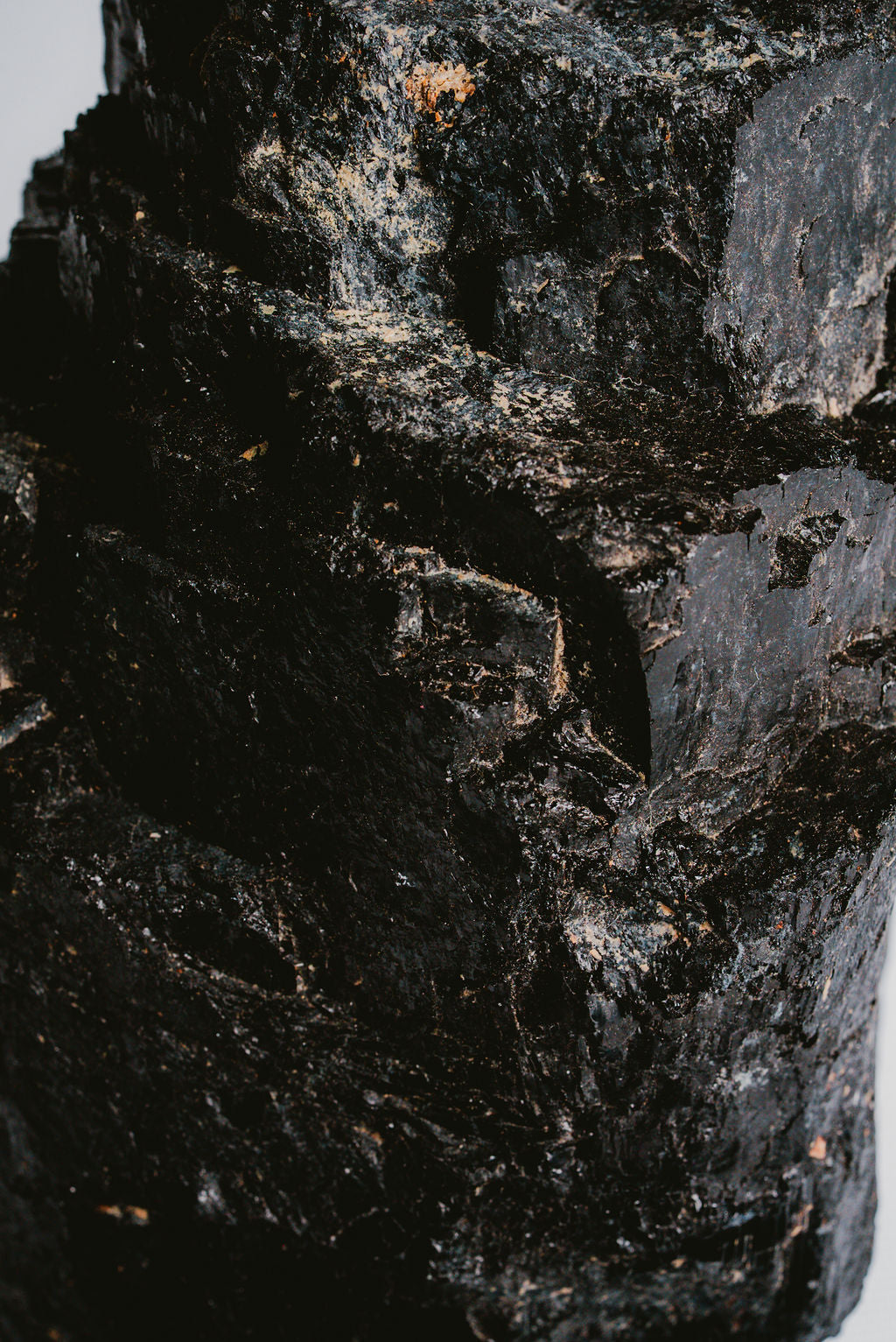 Black Tourmaline Raw – Energetic Protection and Natural Strength