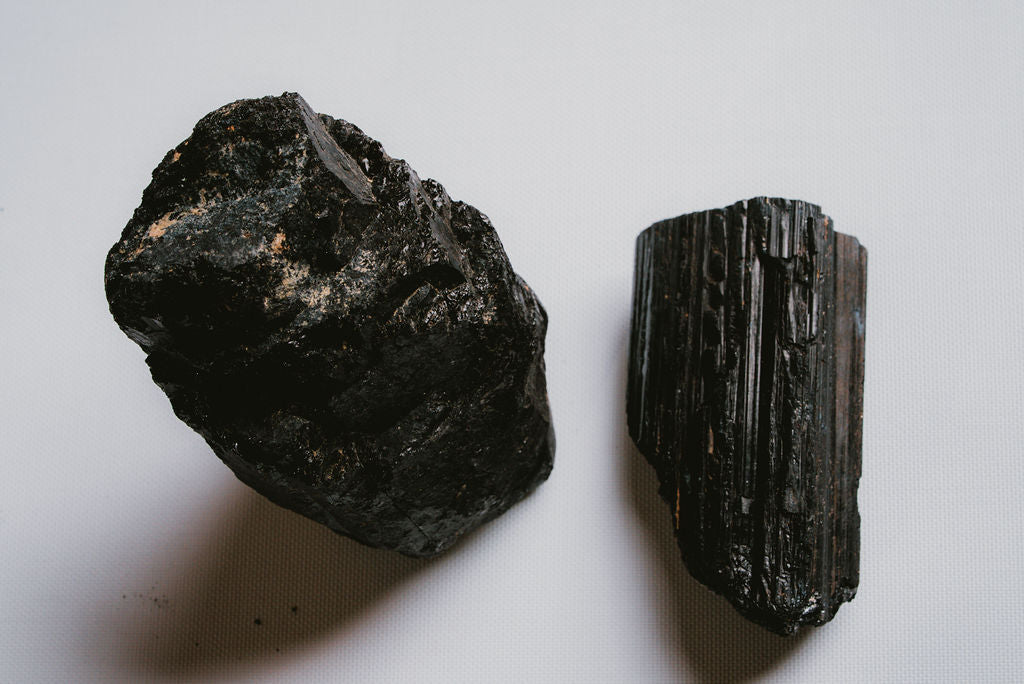 Black Tourmaline Raw – Energetic Protection and Natural Strength