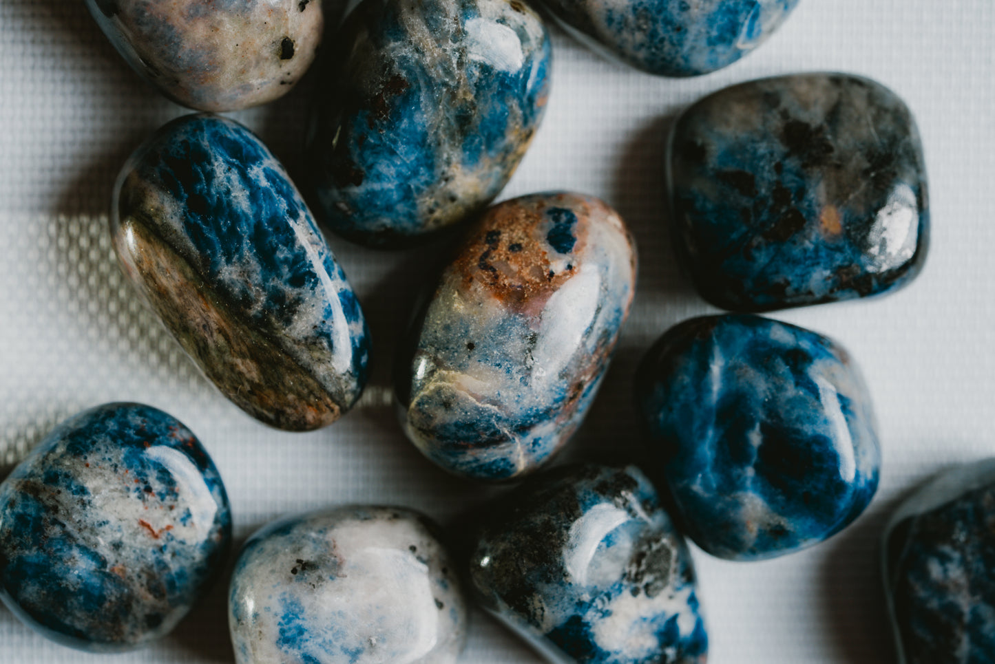 Blue Sodalite Pocket Crystal – Expression, Balance, and Natural Beauty