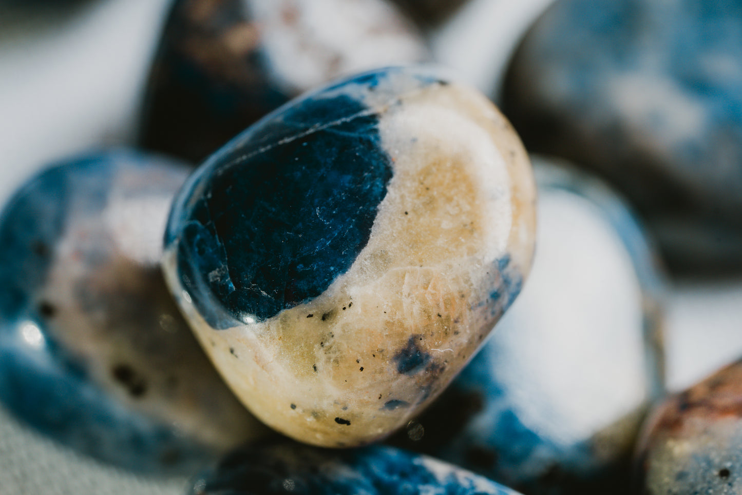 Blue Sodalite Pocket Crystal – Expression, Balance, and Natural Beauty