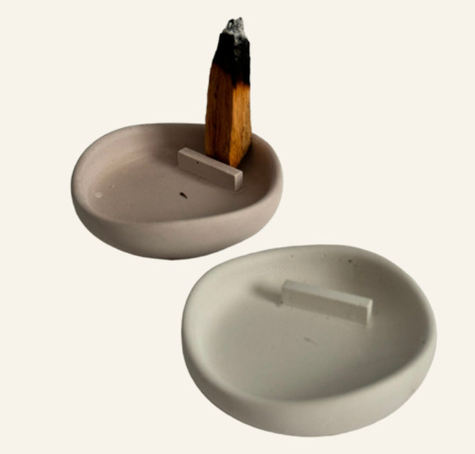 Ethereal Stone Holder White/Grey – Minimalist Elegance for Cleansing and Grounding Rituals