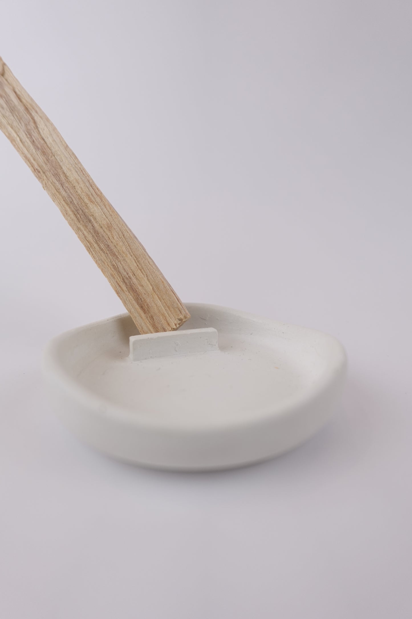 Ethereal Stone Holder White/Grey – Minimalist Elegance for Cleansing and Grounding Rituals