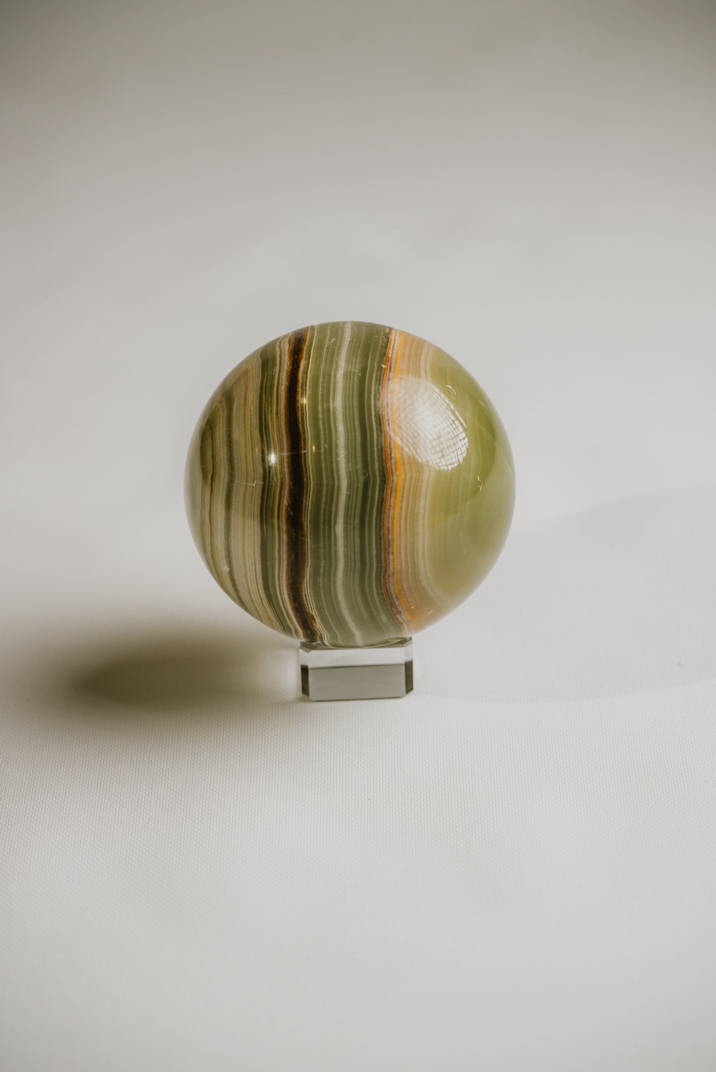 Green Onyx Sphere – Sophisticated Green Onyx Sphere for Elegant Décor