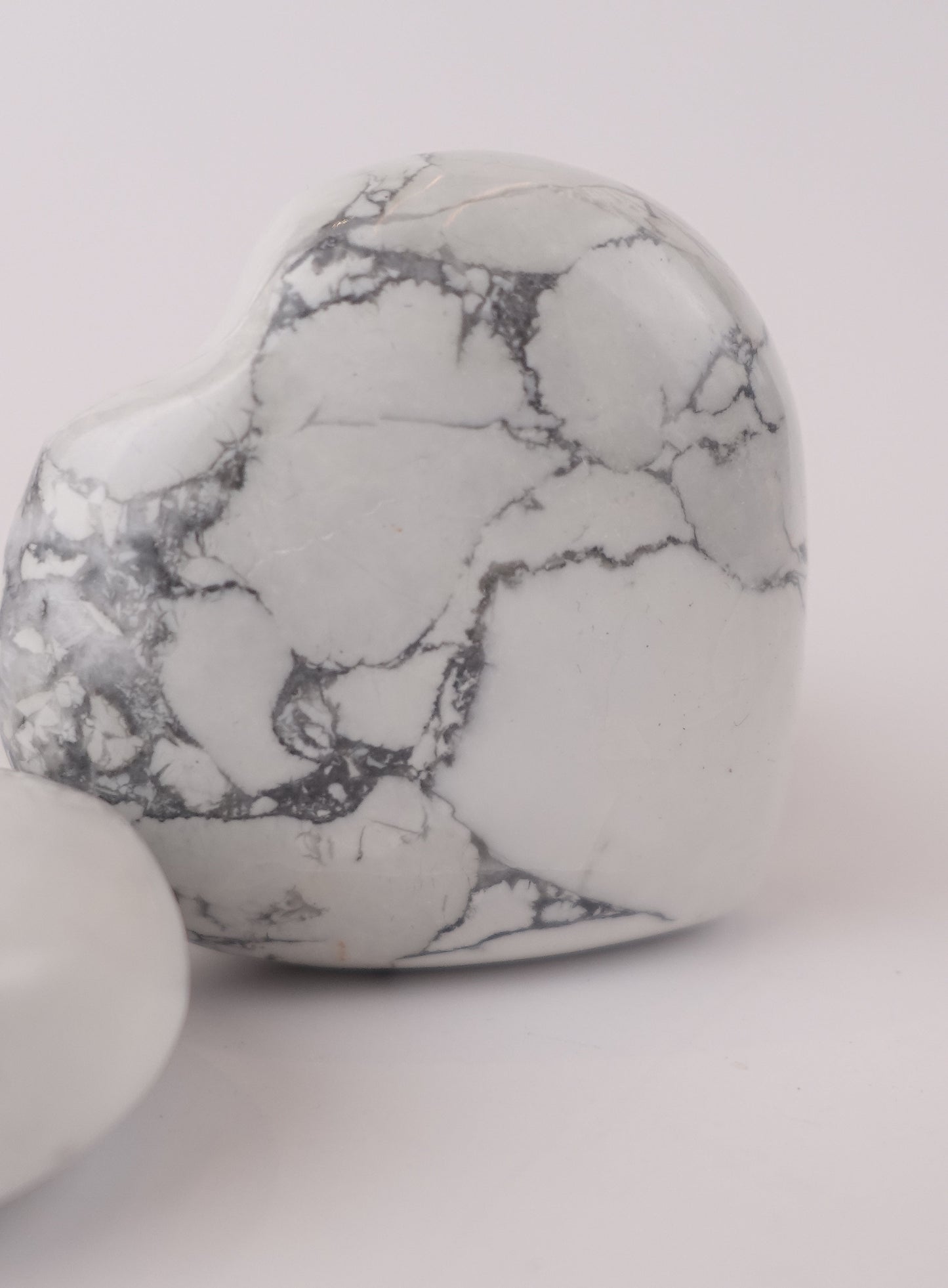 Howlite Heart – Decorative Howlite Heart for Calm, Elegance, and Balanced Spaces