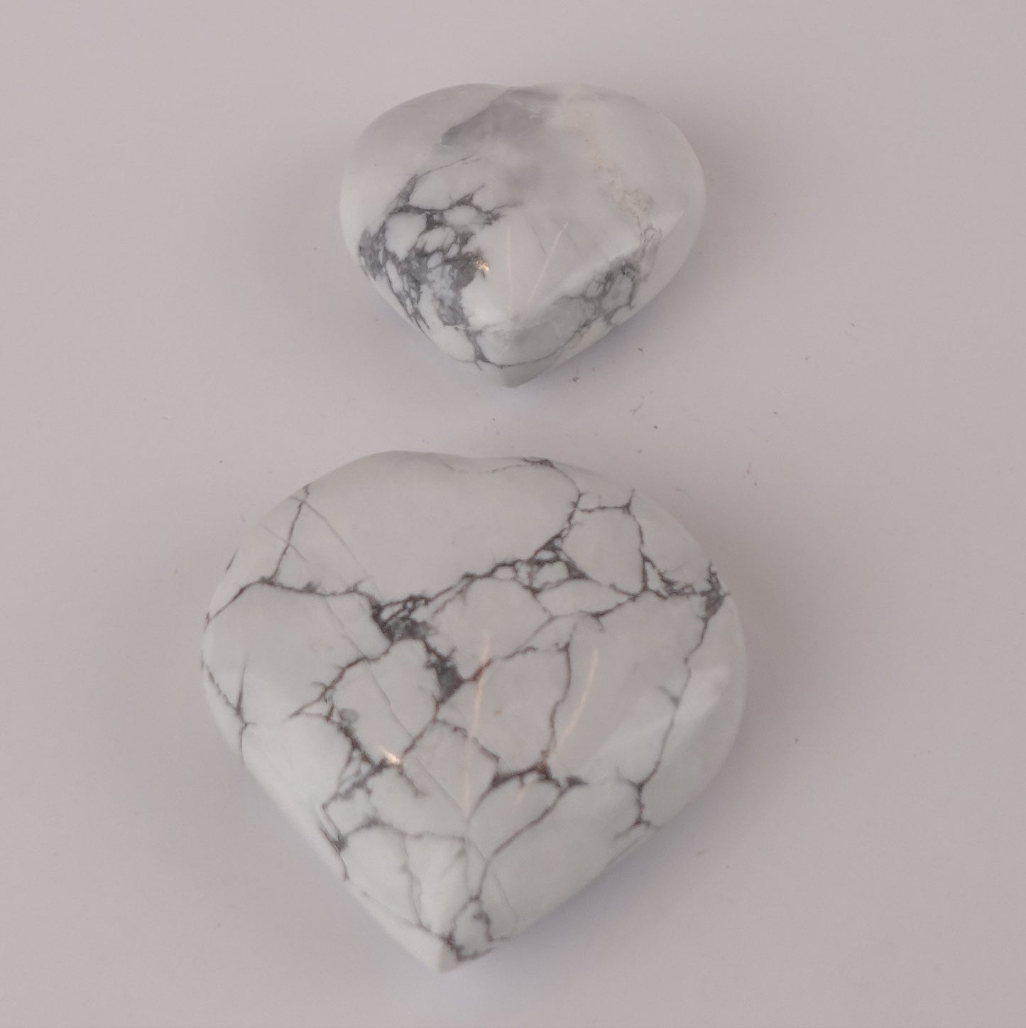 Howlite Heart – Decorative Howlite Heart for Calm, Elegance, and Balanced Spaces
