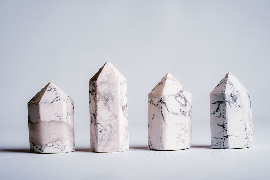 Howlite Tower – Decorative Howlite Tower for Calm, Elegance, and Balanced Spaces