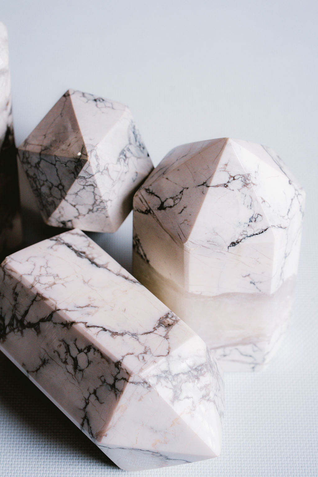 Howlite Tower – Decorative Howlite Tower for Calm, Elegance, and Balanced Spaces