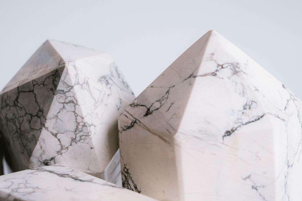 Howlite Tower – Decorative Howlite Tower for Calm, Elegance, and Balanced Spaces