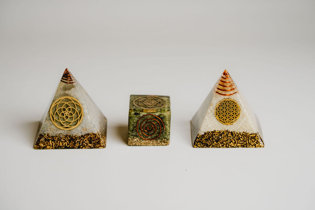 Flower of Life – White Quartz | Sacred Orgonite for Energy Harmonization and Deep Meditation