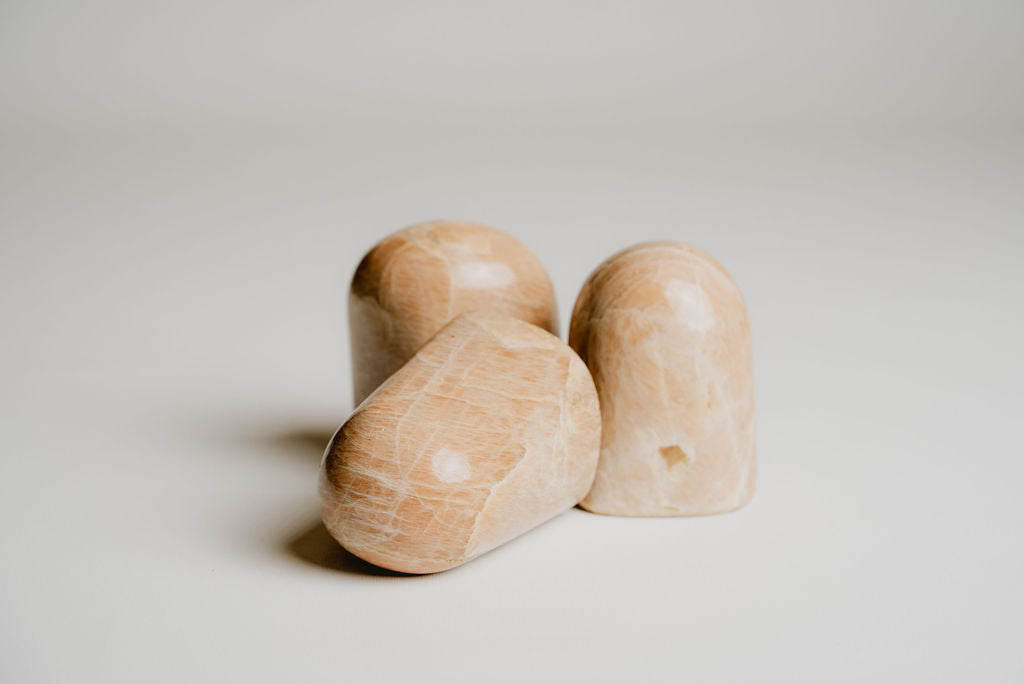 Peach Moonstone Free Form – Decorative Peach Moonstone for Calm and Emotional Clarity