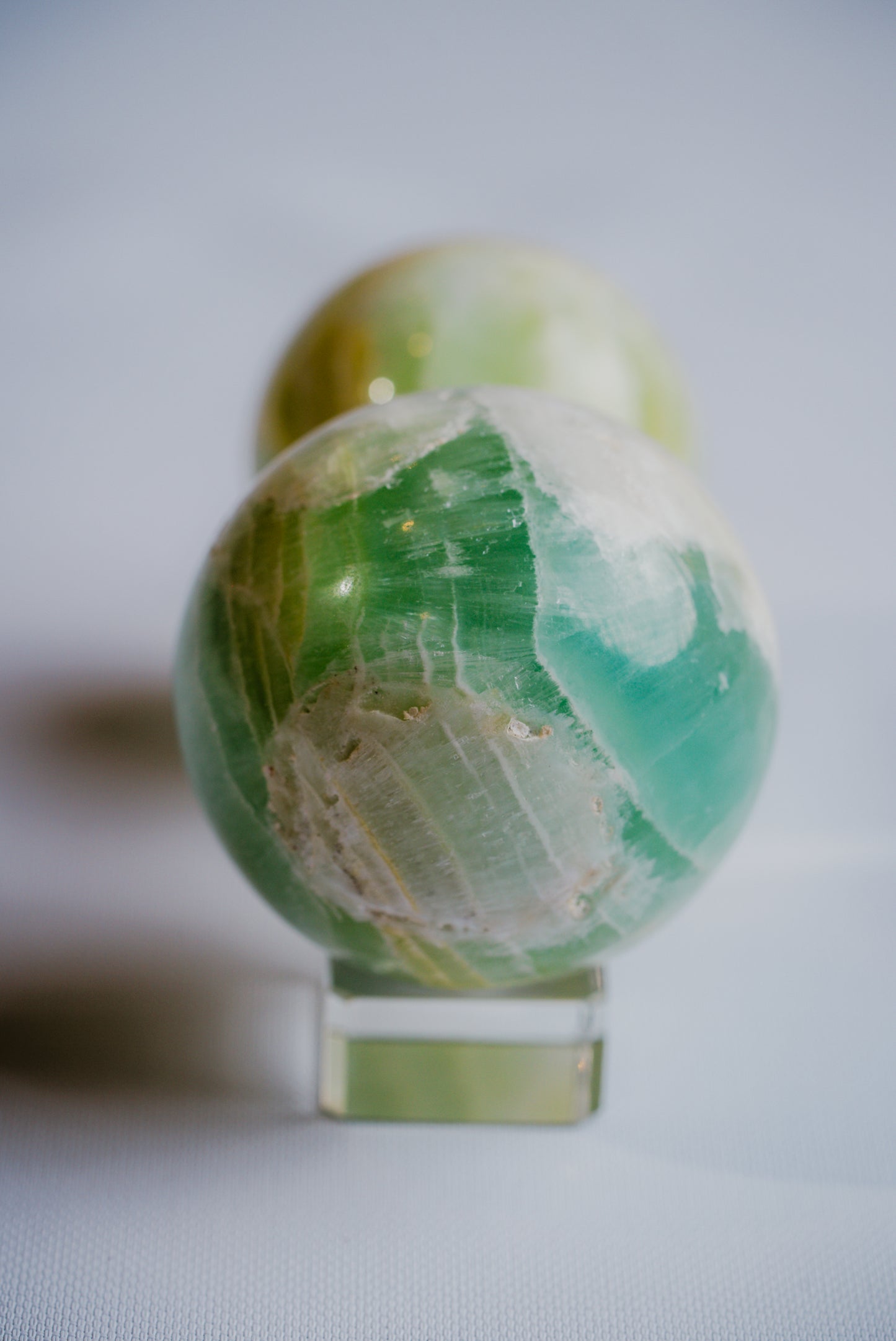 Pistachio Calcite Sphere – Decorative Pistachio Calcite Sphere for Mental Clarity and Relaxation