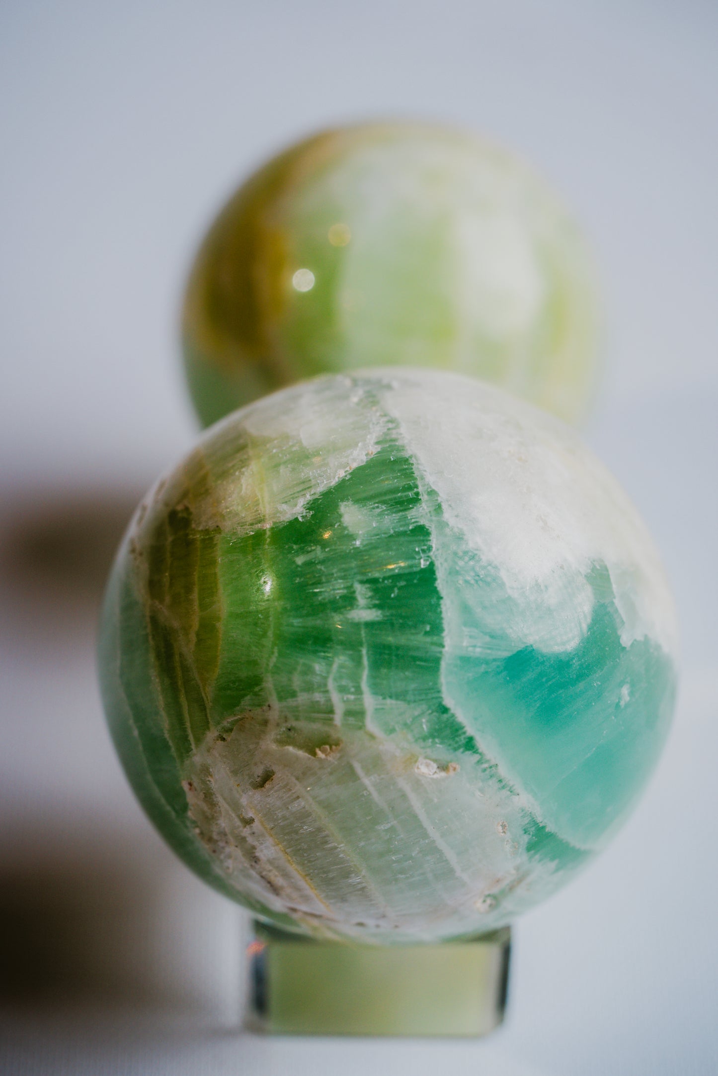 Pistachio Calcite Sphere – Decorative Pistachio Calcite Sphere for Mental Clarity and Relaxation