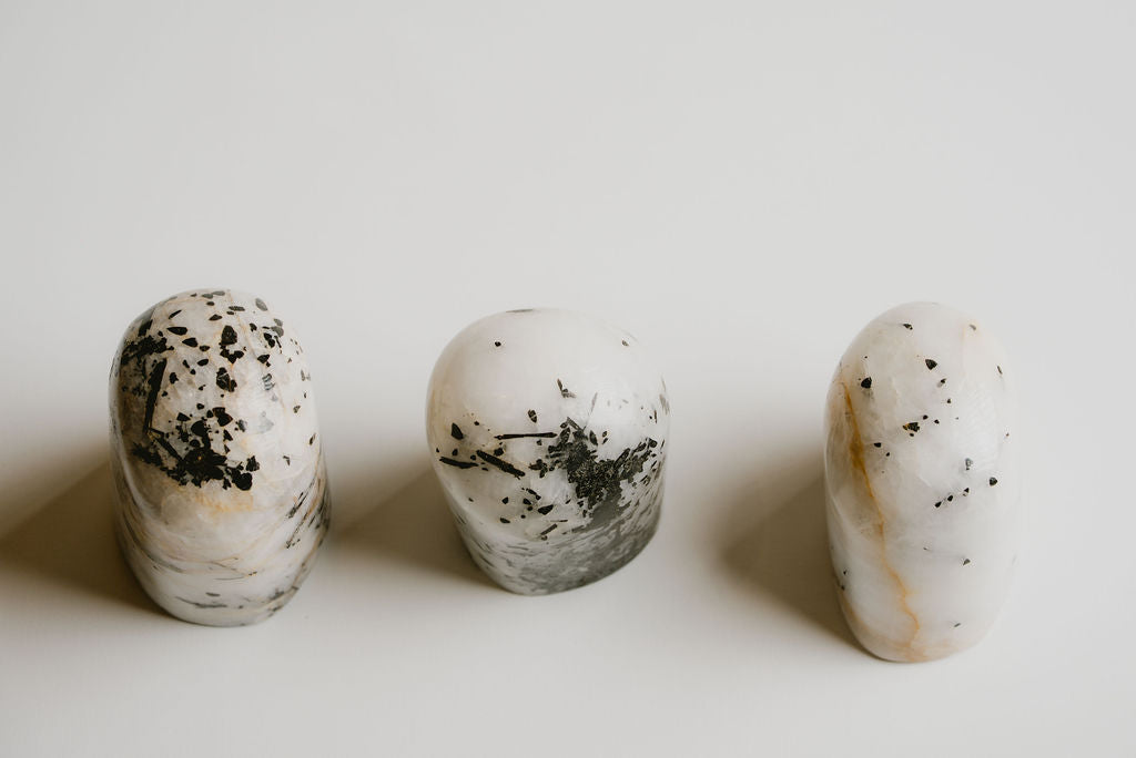 Rainbow Moonstone Free Form – Decorative Rainbow Moonstone for Calm and Emotional Clarity