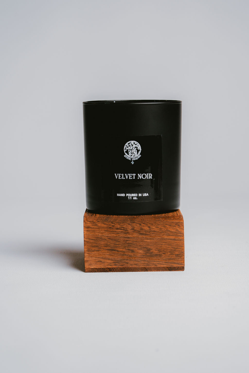 Velvet Noir-romatic Candle with Tobacco and Ylang-Ylang for Space Harmonization