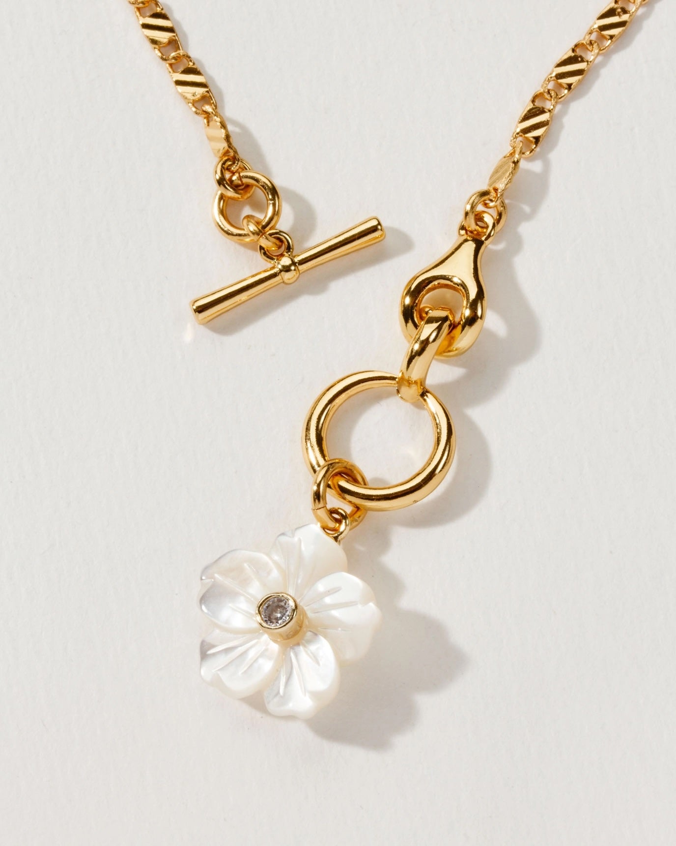 Tulum Flora Toggle Necklace – Gold Nature-Inspired Necklace with Modern Closure