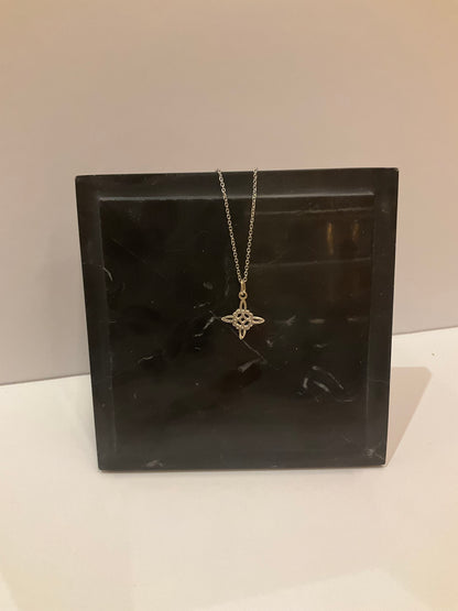 Witch’s Knot Mini Pendant – Protective Jewelry for Harmony and Balance