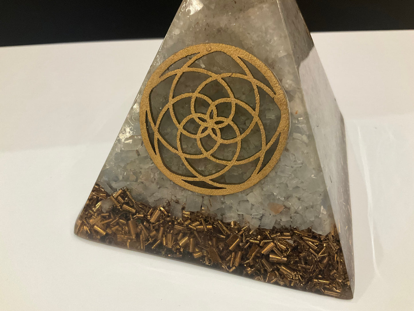 Flower of Life – White Quartz | Sacred Orgonite for Energy Harmonization and Deep Meditation