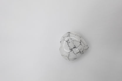 Howlite Heart – Decorative Howlite Heart for Calm, Elegance, and Balanced Spaces