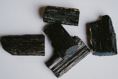 Black Tourmaline Raw – Energetic Protection and Natural Strength