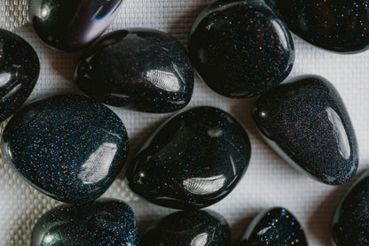 Blue Goldstone Pocket Crystal – Sparkling Stone for Creativity, Inspiration, and Cosmic Elegance