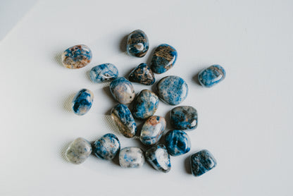 Blue Sodalite Pocket Crystal – Expression, Balance, and Natural Beauty