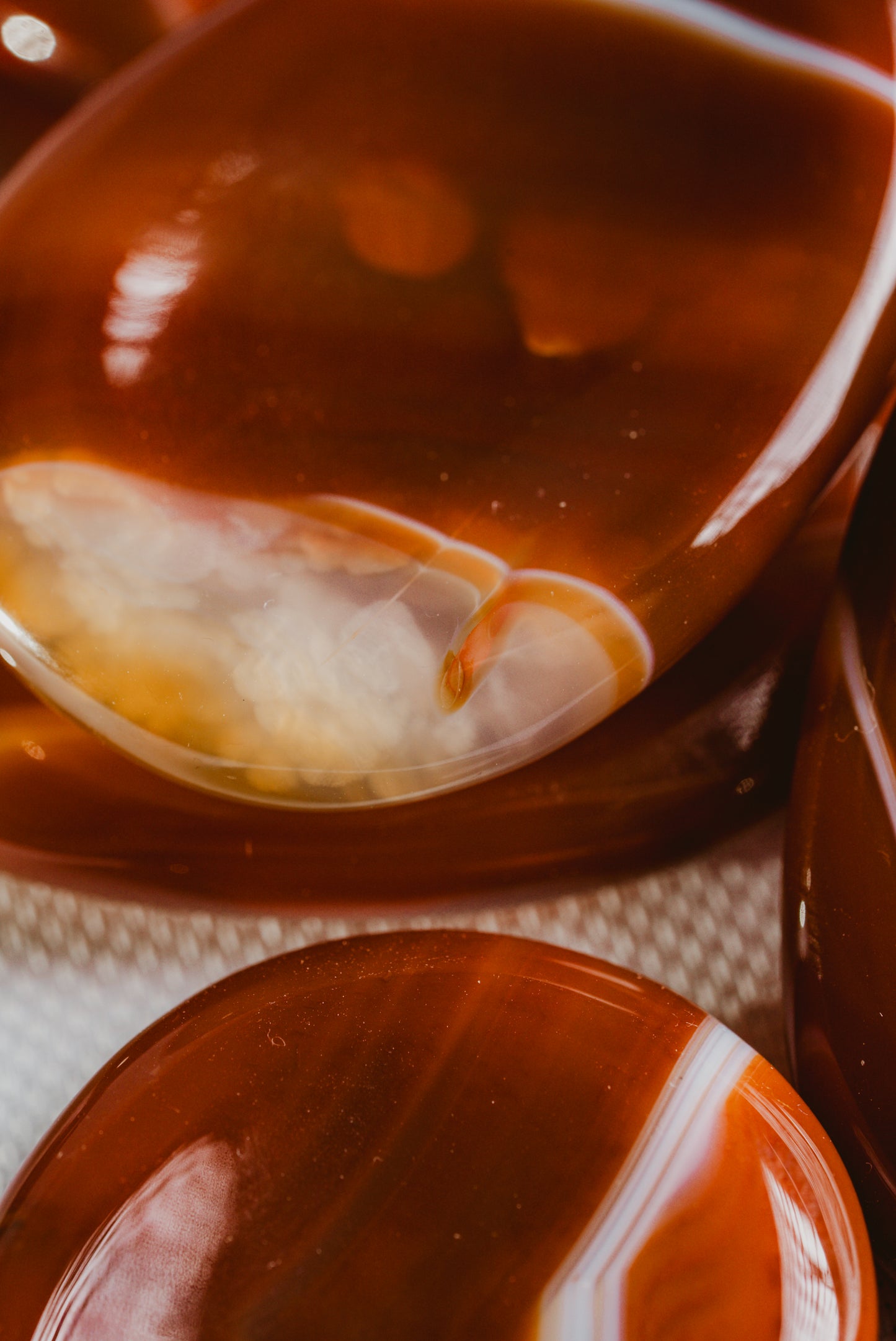 Carnelian Mini Disc – Vital Stone for Energy, Creativity, and Warm Decorative Touch