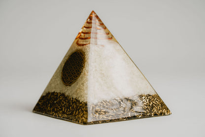 Flower of Life – White Quartz | Sacred Orgonite for Energy Harmonization and Deep Meditation