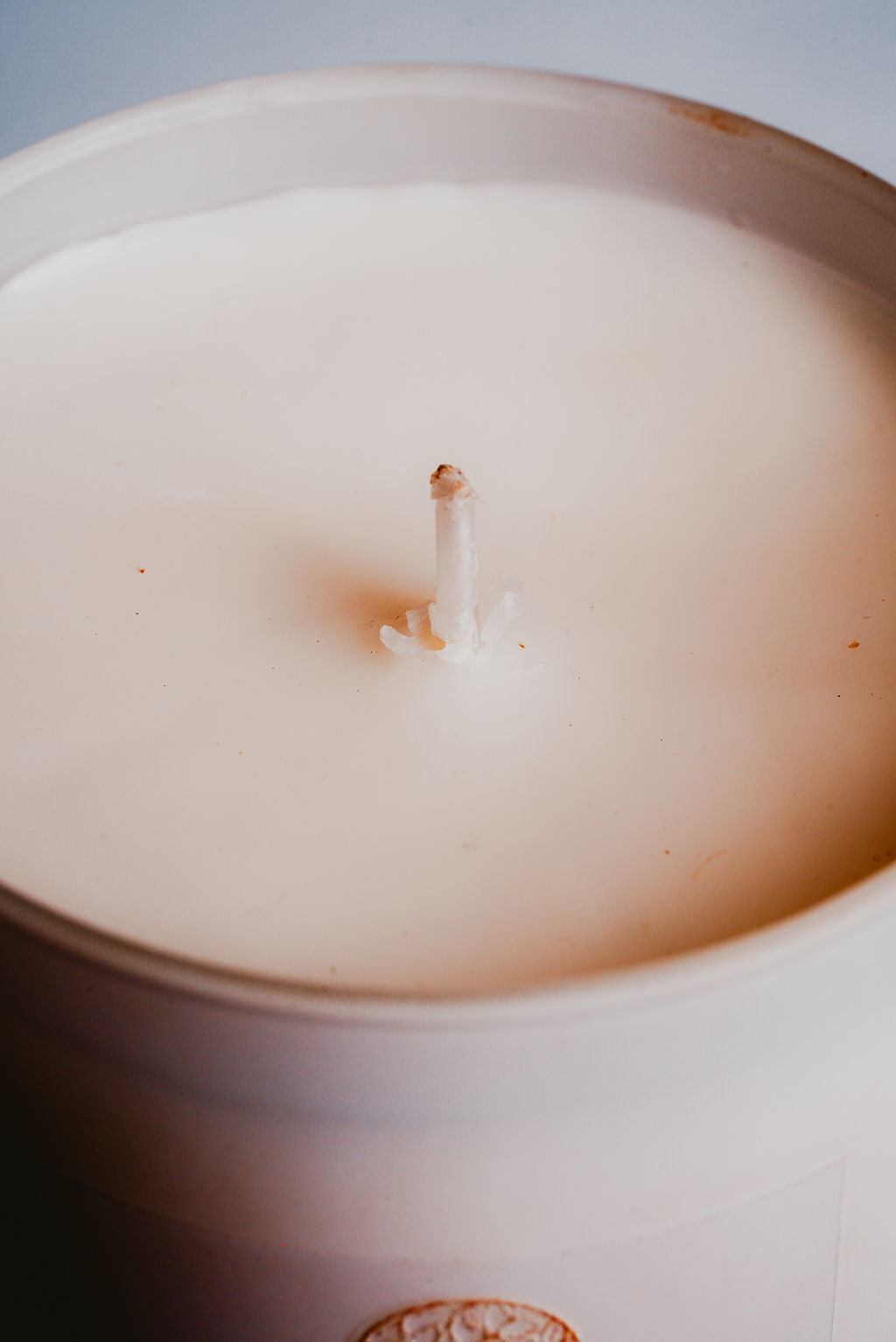 Golden Roots-Exotic Woods and Cardamom Aromatic Candle for Space Harmonization