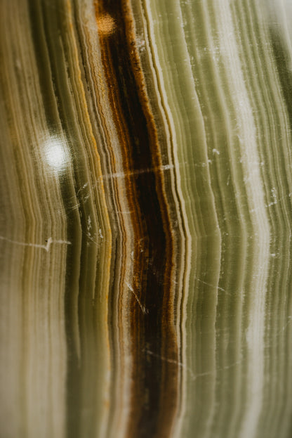 Green Onyx Sphere – Sophisticated Green Onyx Sphere for Elegant Décor