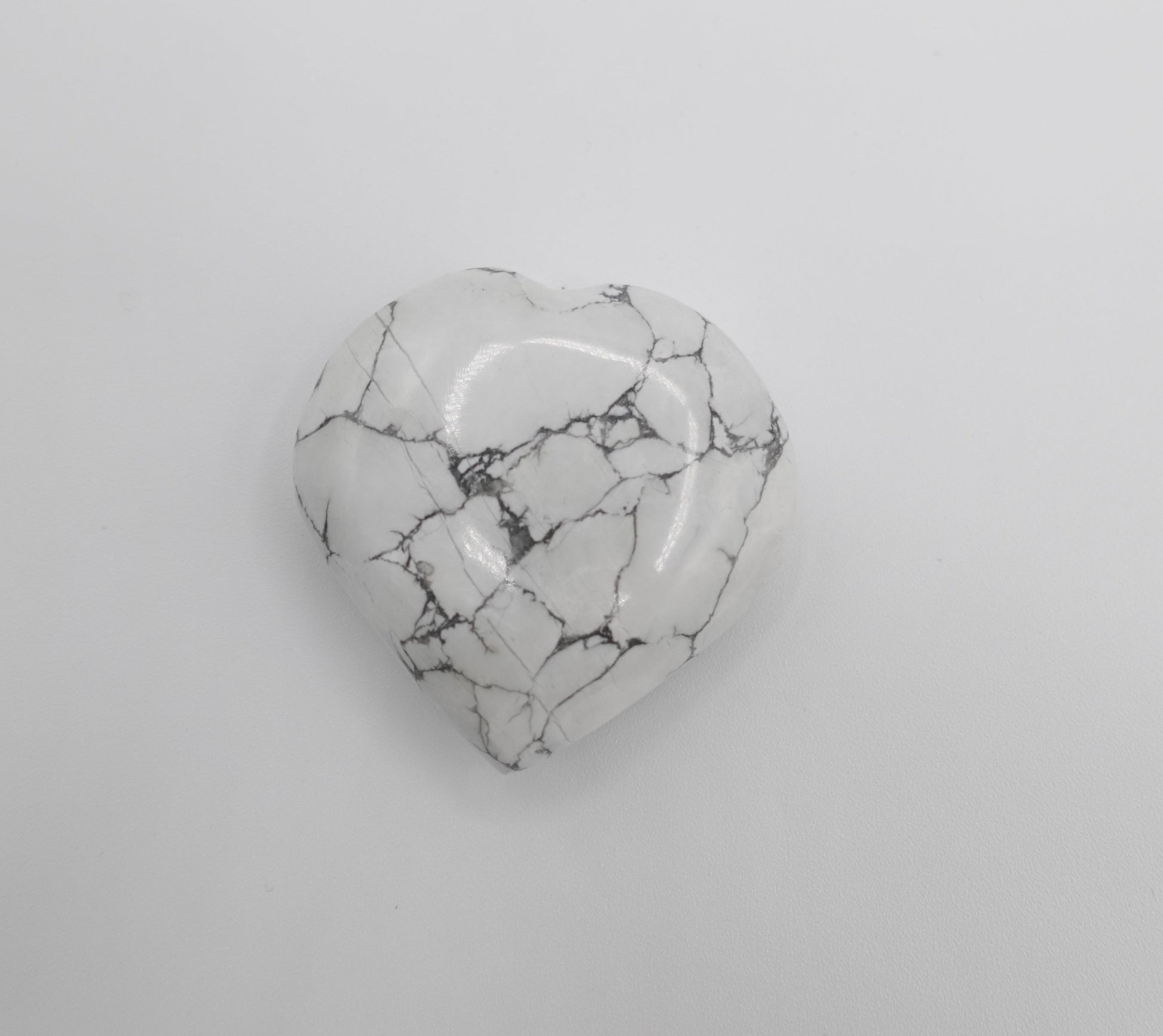 Decorative-Howlite-Heart-for-Calm-Elegance-and-Balanced-Spaces