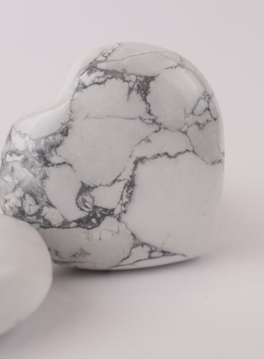 Howlite Heart – Decorative Howlite Heart for Calm, Elegance, and Balanced Spaces