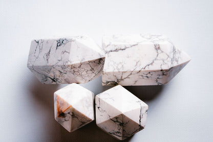 Howlite Tower – Decorative Howlite Tower for Calm, Elegance, and Balanced Spaces