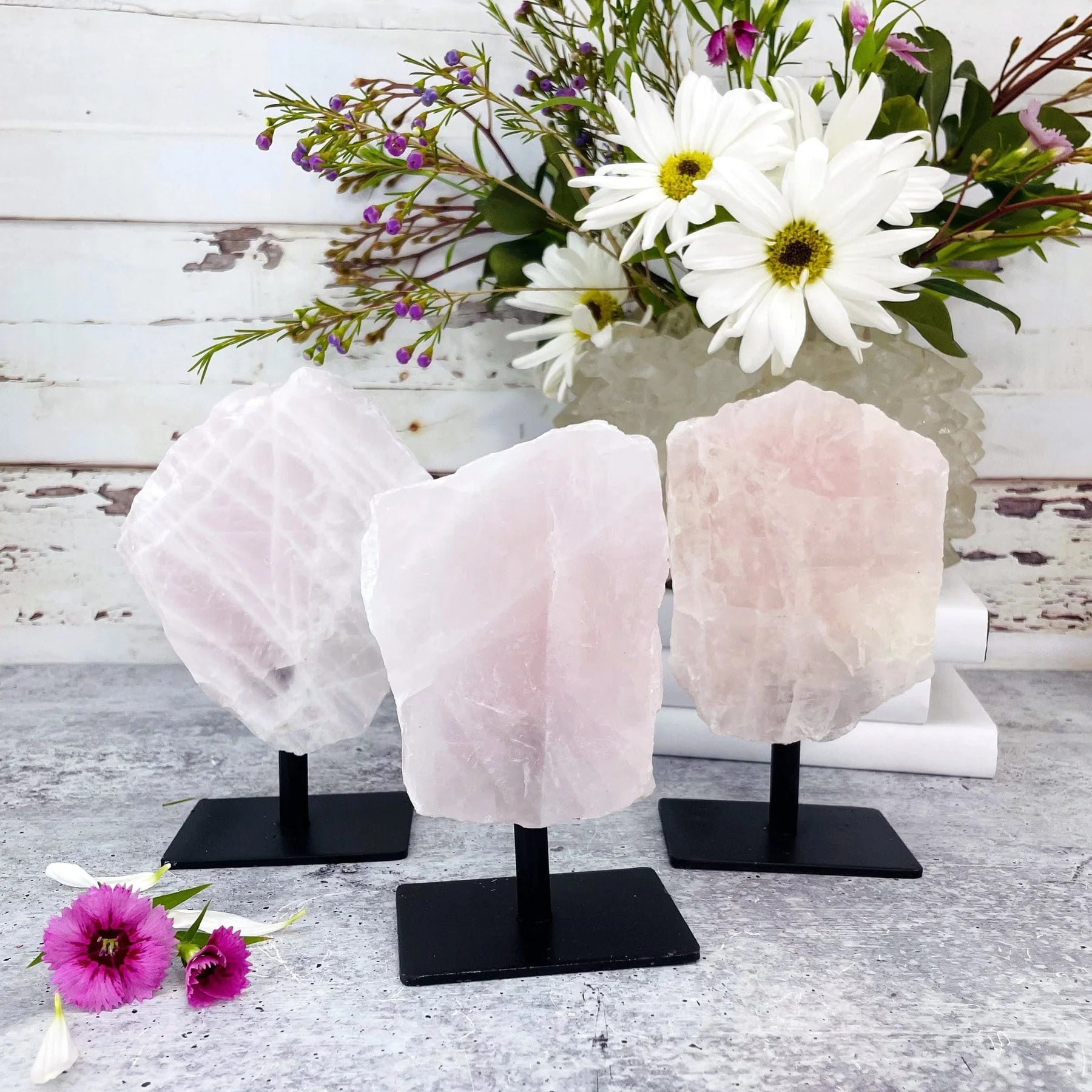 Decorative-Metal-Stand-for-Love-and-Harmony