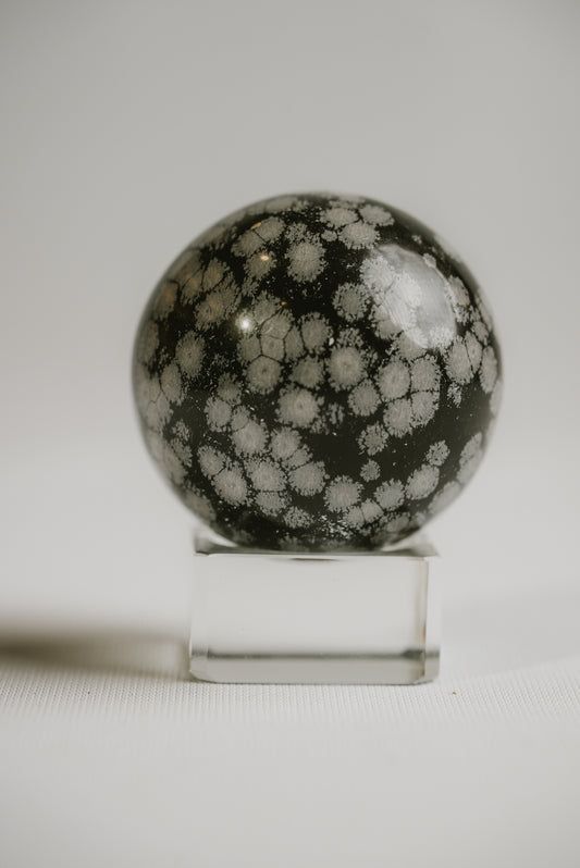 Decorative-Snowflake-Obsidian-Sphere-for-Clarity-and-Emotional-Balance