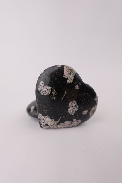 Snowflake Obsidian – Heart-Shaped Obsidian for Calm and Inner Clarity